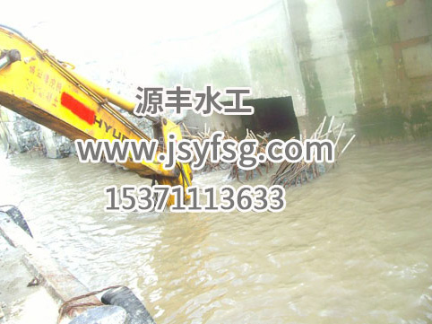 上海大東船廠塢口水下7米灌注樁拆除起吊中