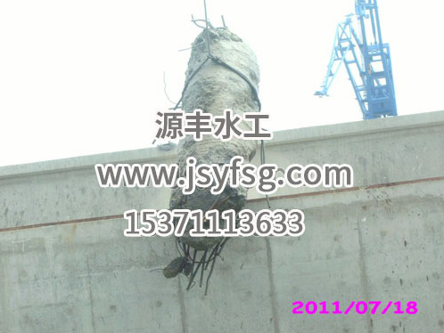 上海大東船廠塢口水下7米灌注樁拆除中
