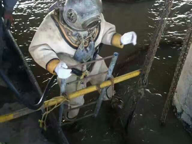 山東青島羊毛溝大橋過河管道連接口水下堵漏